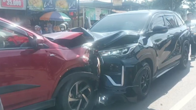 Mobil Kapolres Gowa Adu Banteng dengan Toyota Rush