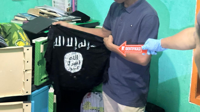 Barang Bukti Diduga Bendera ISIS Ditemukan