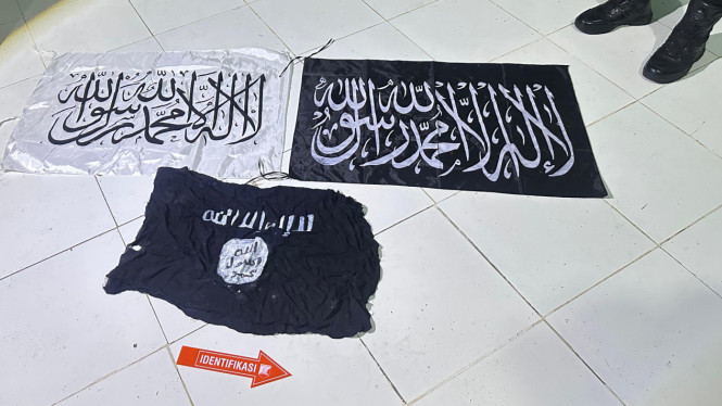 Barang Bukti Diduga Bendera ISIS Ditemukan