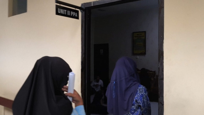 Korban (kanan) Penganiayaan Melapor ke PPA Polres Takalar