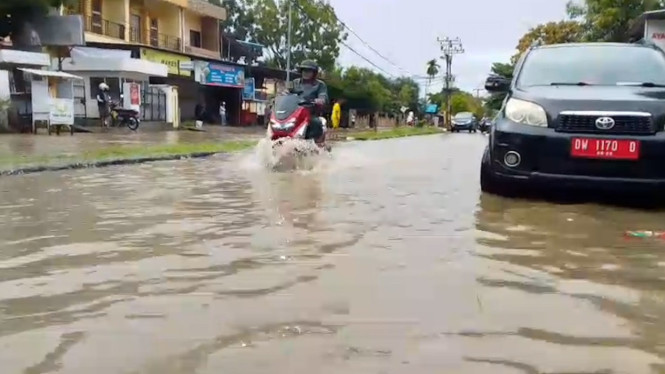 Genangan Air Merendam Jalan Protokol di Sinjai