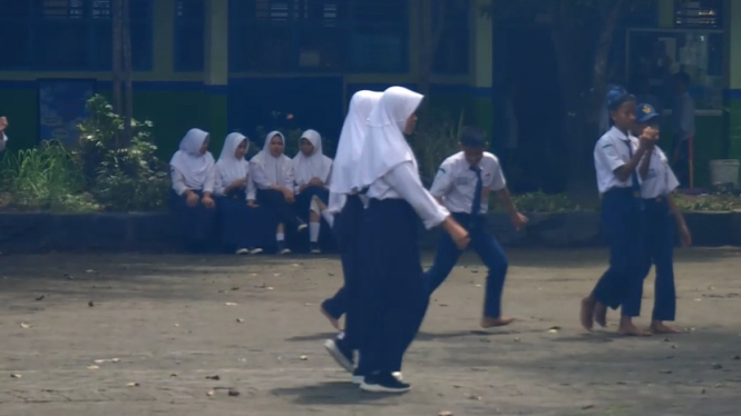 Pelajar menikmati waktu Istirahat di SMP N 4 Gowa