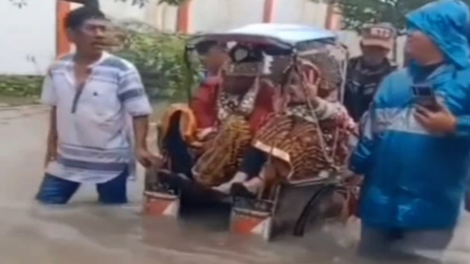 Pengantin naik becak terobos banjir.