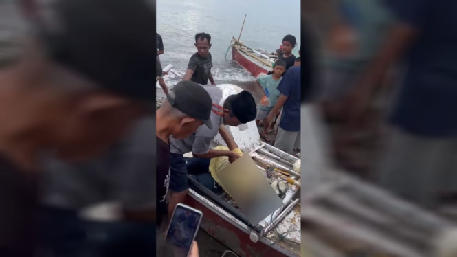 Warga Evakuasi jenazah Sattu Daeng Ngampa (65), diatas Perahunya
