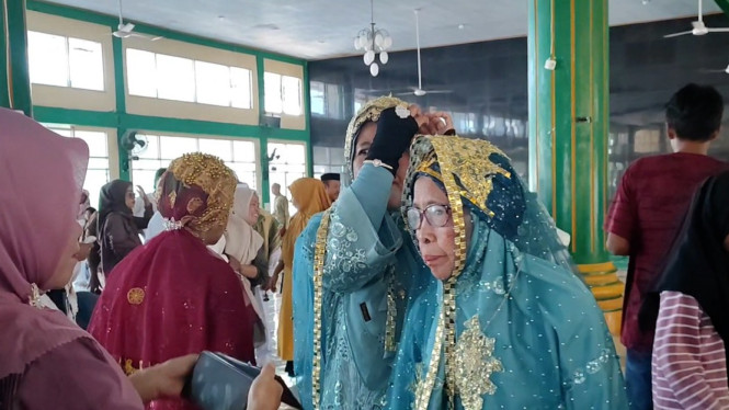 Jemaah haji lansia Bulukumba busana berhias manik-manik