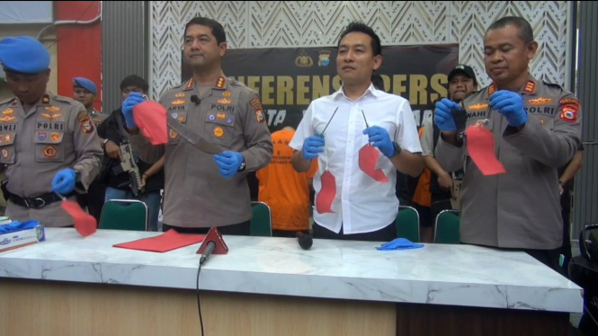 Polisi pamerkan barang bukti senjata