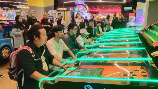 Pengunjung menikmati wahana Timezone mall Panakkukang Makassar