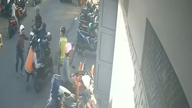 Rekaman CCTV: Pelaku helm putih bacok korban.
