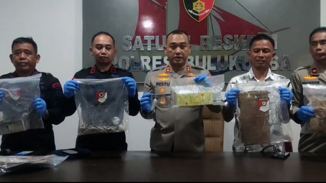 Polisi tunjukkan barang bukti detonator.