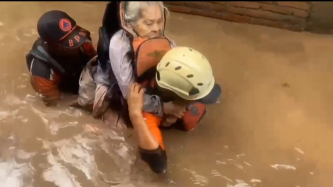 Tim sar evakuasi nenek terjebak banjir Bantaeng.