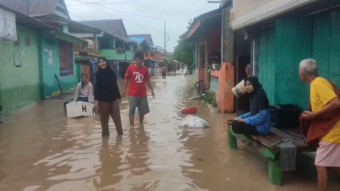 Warga bertahan di tengah banjir Bulukumba