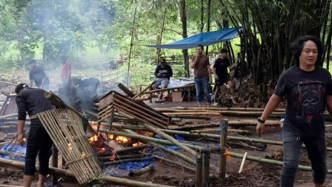 Polisi bakar arena sabung ayam ilegal.