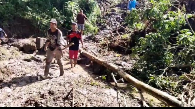 Warga membersihkan material longsor di Sinjai