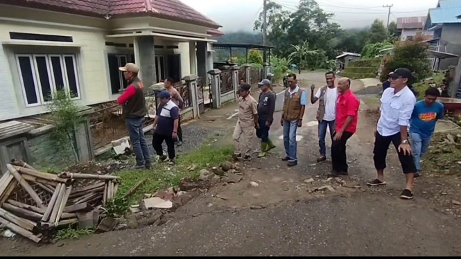 Petugas BPBD tinjau rumah warga rusak