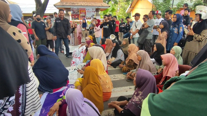 Pedagang duduk blokir jalan, tolak relokasi