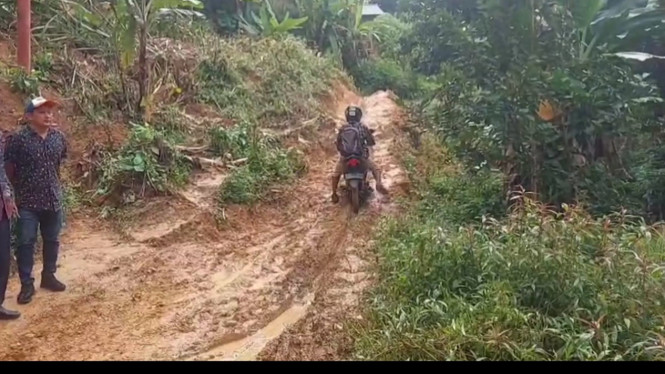 Warga menembus jalan licin pascalongsor