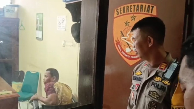 Tersangka Anas (kiri) saat Kembali Diamankan Polisi
