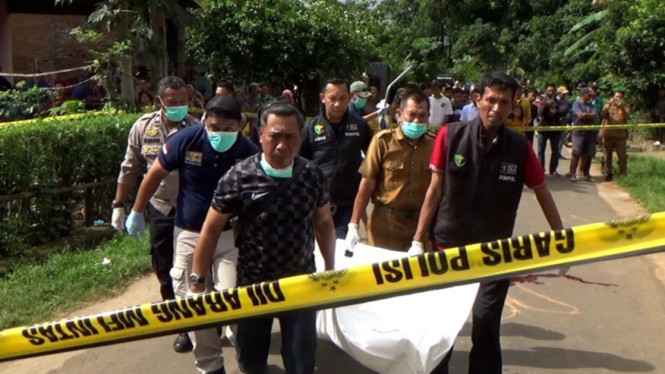 Dokpol Polda Sulsel Mengevakuasi Korban Dugaan Pembunuhan