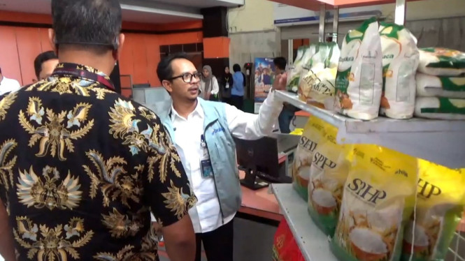 Petugas Bulog tunjuk beras SPHP murah