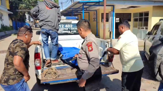Polisi evakuasi jenazah korban tabrak lari