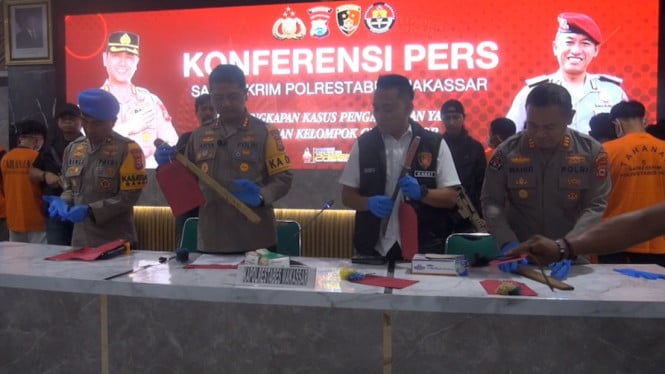 Polisi Makassar perlihatkan barang bukti sajam