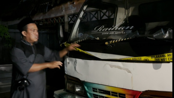 Polisi pasang garis polisi truk modifikasi