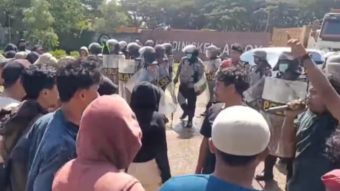 Polisi berhadapan dengan massa buruh nikel