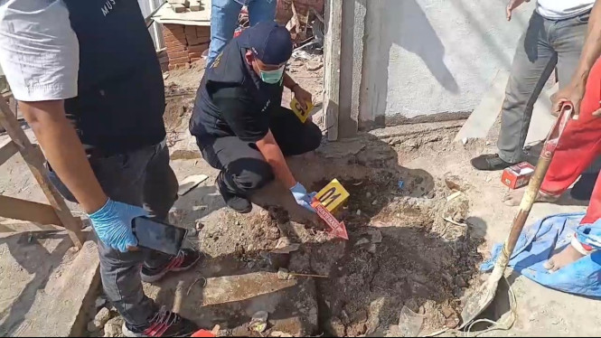 Polisi Melakukan Olah TKP Penemuan Tulang Belulang Manusia