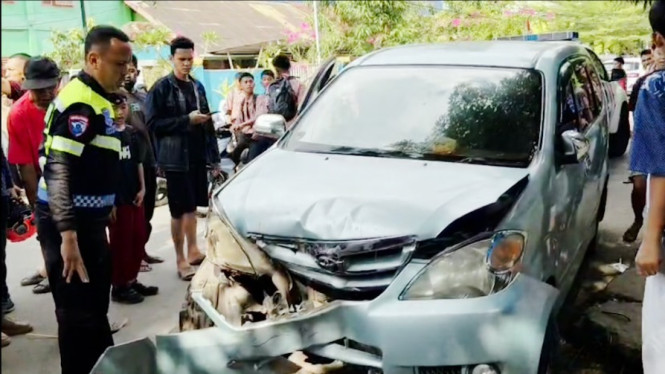 Petugas memeriksa mobil Avanza penyok di lokasi