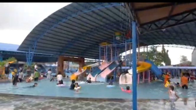 Anak-anak berenang tanpa khawatir hujan.