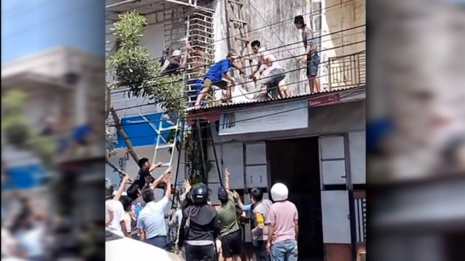 Warga mengevakuasi pekerja tersetrum di atap