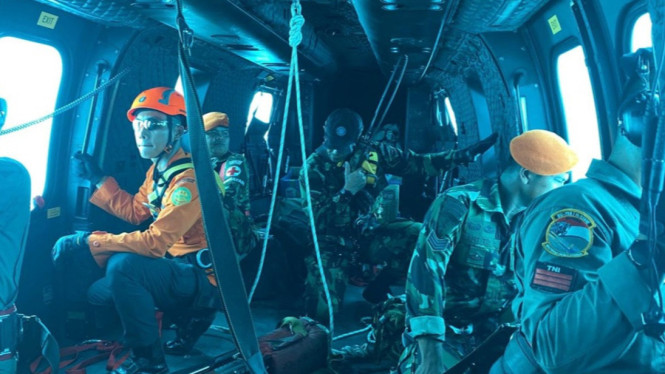 Tim SAR Gabungan dari Dalam Kabin Heli Cari ATR 42-500 di Sulsel