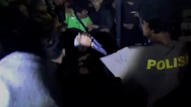 Polisi mengamankan pelaku penipuan COD ke mobil patroli