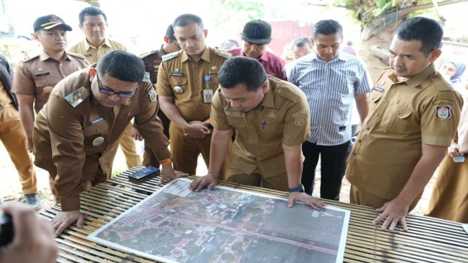 Wali Kota Makassar, Munafri Arifuddin (kiri) Meninjau Langsung Lokasi Rencana Pembangunan Jembatan Kembar