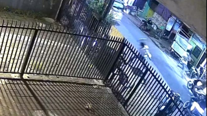 Rekaman CCTV memperlihatkan geng motor menyerang warga.