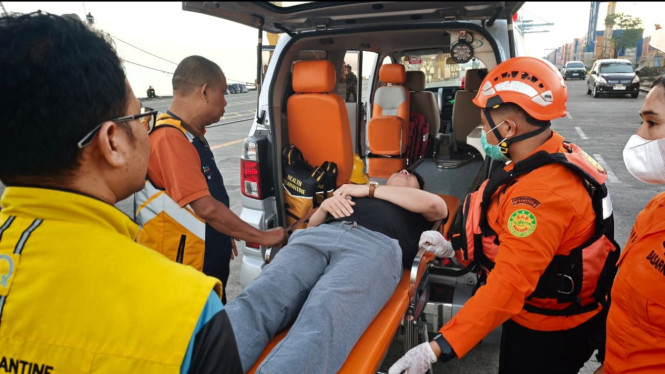 Korban diserahkan ke tim medis dan dievakuasi ke Rumah Sakit
