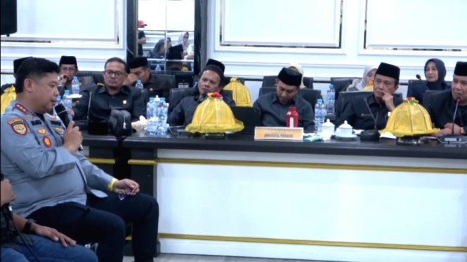 Saksi memberikan keterangan kepada anggota Pansus DPRD