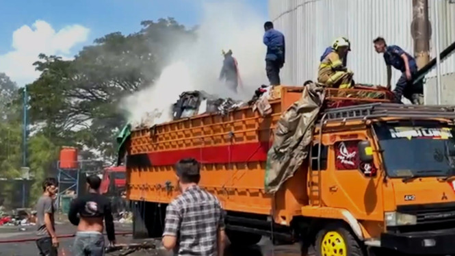 Petugas padamkan api di muatan truk ekspedisi