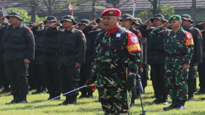 Dandim 1409 Gowa Letkol Inf Gilang Nugraha saat Memimpin Upacara Dansatdik Diksarmil TA 2025.