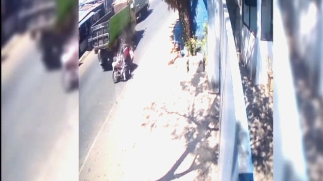 Rekaman CCTV memperlihatkan truk menabrak sepeda motor di Gowa