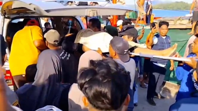 Korban KM Nurul Salsa dievakuasi menuju ambulans di dermaga