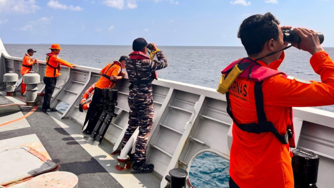 Tim SAR gabungan menyisir perairan mencari korban kapal tenggela