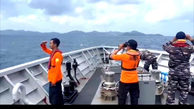 Tim SAR gabungan memantau perairan Selayar dari anjungan KRI