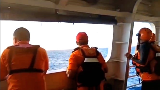 Tim SAR gabungan menyisir perairan dari kapal pencarian korban