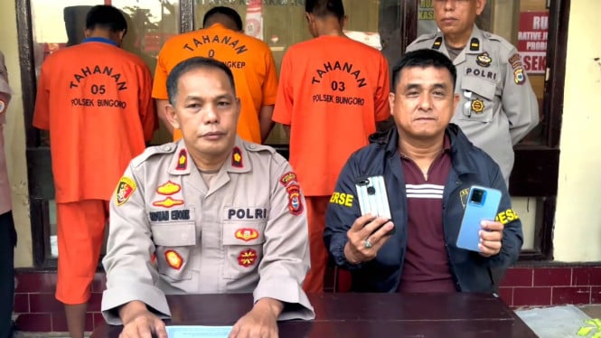 Polisi menunjukkan tersangka dan barang bukti kasus pencurian kabel tembaga