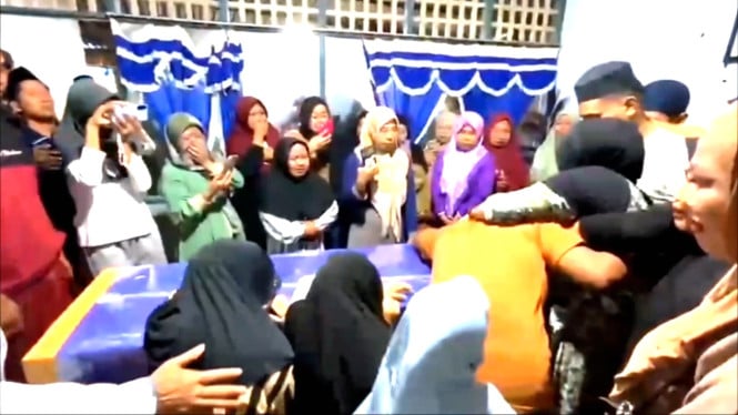 Keluarga menangisi jenazah korban KM Nurul Salsa di Selayar