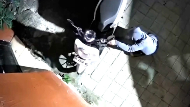 Pelaku Curanmor Terrekam Cctv Saat Dorong Motor Korban