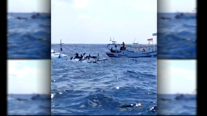 Kelimanya diselamatkan kapal nelayan melintas di tengah ombak