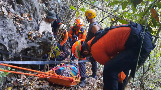 6 Mahasiswa UNHAS dievakuasi dari Gunung Goa Kalibbong Alloa Pangkep