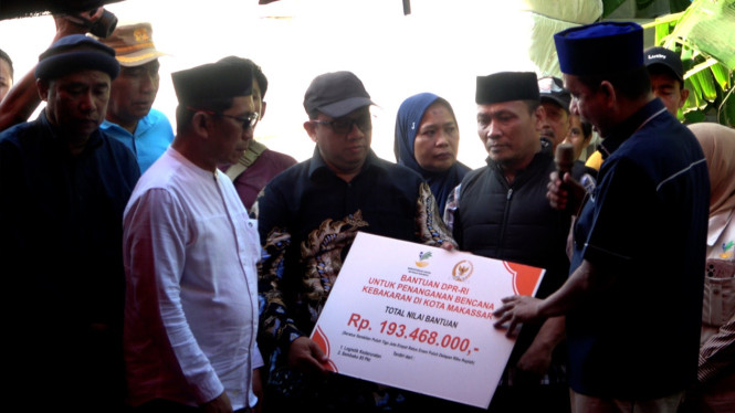 Kemensos serahkan bantuan simbolis bagi korban kebakaran di Makassar